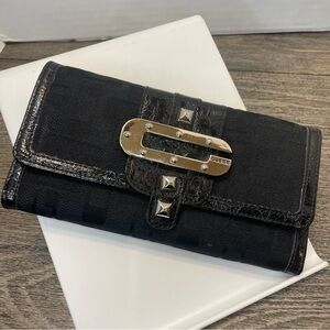 Guess Black Wallet Sleek Design Gold-Tone Accents. Pre-owned.